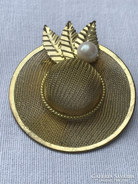 Aranyozott kalap formájú bross gyönggyel, 4 cm átmérő