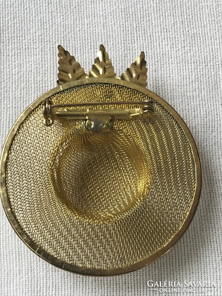 Aranyozott kalap formájú bross gyönggyel, 4 cm átmérő
