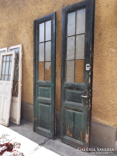 Antik kétszárnyas bejárati ajtó