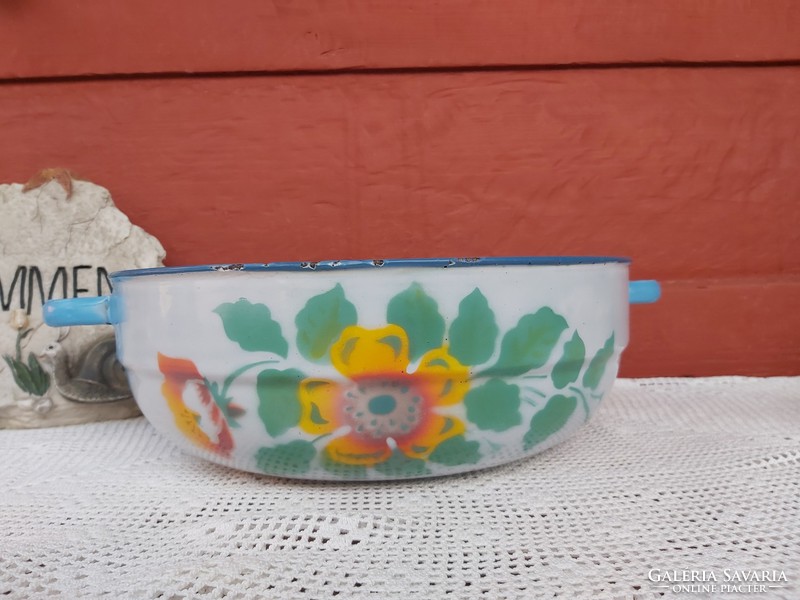 Beautiful patterned floral lampart in enamel enamel bowl with peasant collectible pieces