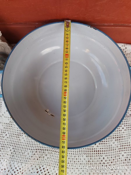 Beautiful patterned floral lampart in enamel enamel bowl with peasant collectible pieces