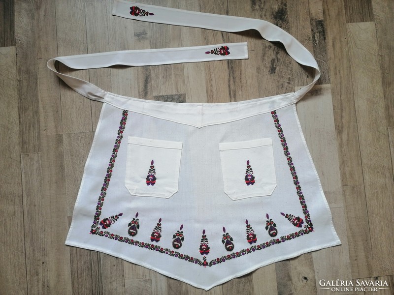Békés embroidered apron