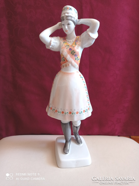 Hollóházi  kézzel festett  kazári népviseletes lány, 30 cm magas