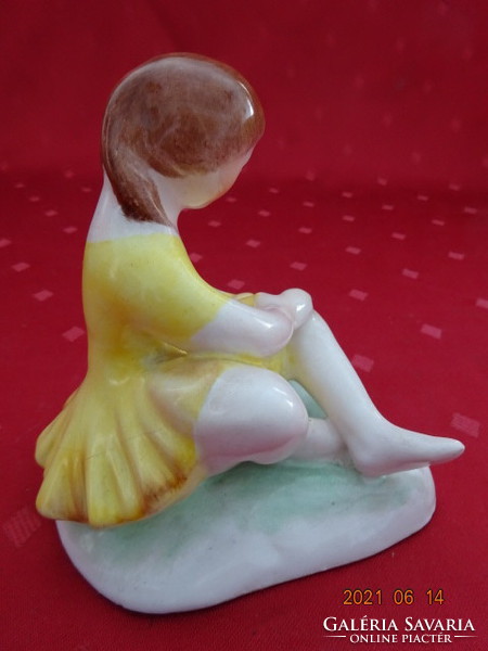 Bodrogkeresztúri porcelán figura, sárga ruhás lány virággal. Magassága 11 cm. Vanneki Jókai. !