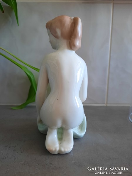 Aquincum porcelain kneeling female nude
