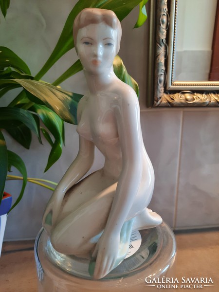 Aquincum porcelain kneeling female nude