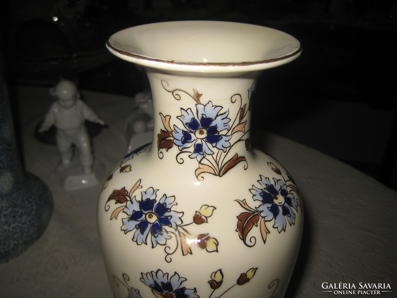 Zsolnay  kézzel festett   váza    búzavirág  dekorral  közel 30 cm