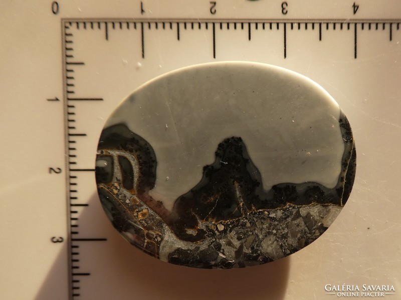 Natural agate-jasper mineral, cabochon-cut. As a pendant or ornament. 10 grams.