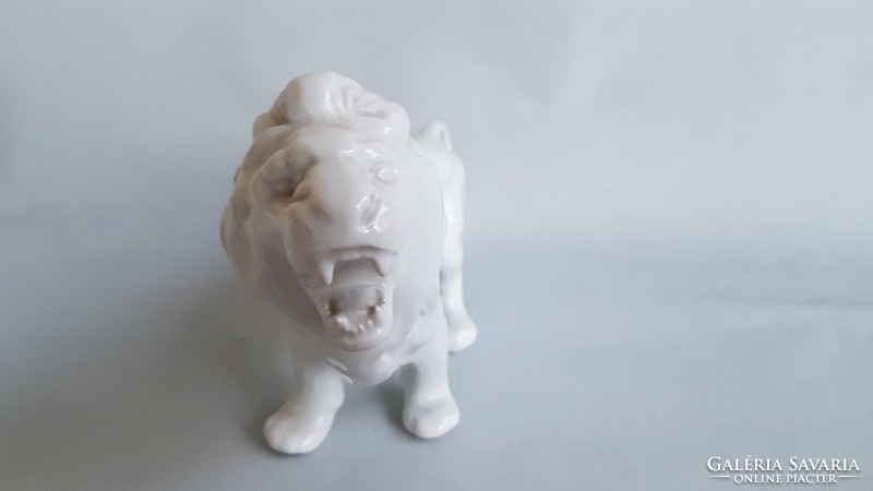 Porcelain statue: lion