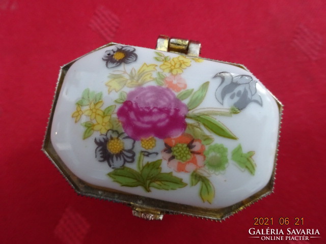 German porcelain mini jewelry box. Size: 5 x 5.5 x 2 cm. He has!