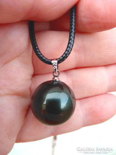Fekete 18 mm-s Shell Pearl medál, fekete viaszolt szálon