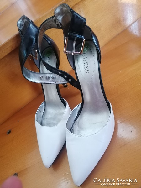 Guess női magassarkú cipő eladó 40 -s méretben / apró hibával !