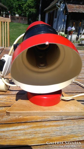 Retro Space Age piros-fekete fém asztali,fali lámpa, fa talpon,billenthető, állítható fej, működik