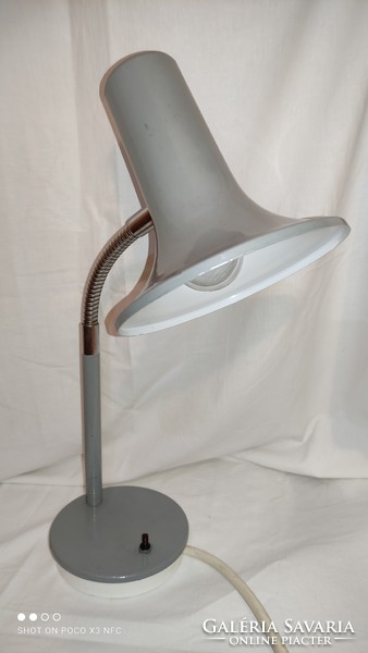 Retro metal table lamp in an elegant color