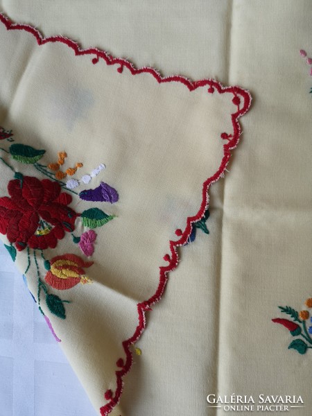 Table runner, embroidered
