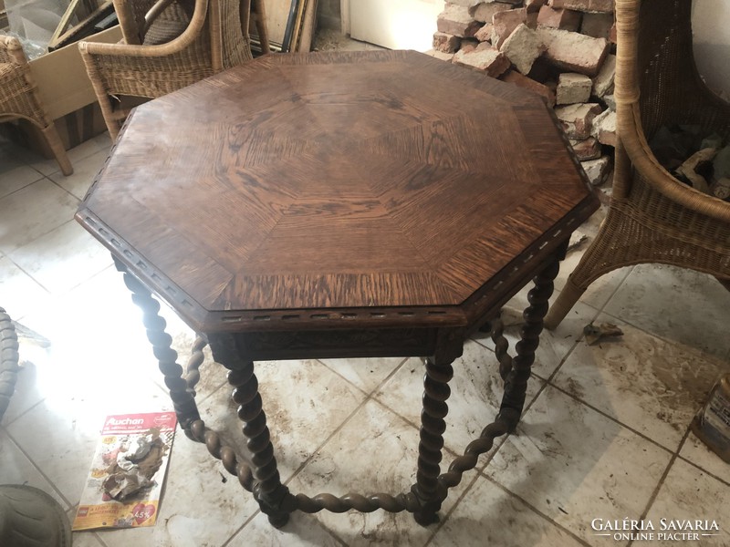 Nagyméretű reneszánsz vagy neoreneszánsz stílusú csavart oszlopos faragott szalon dohányzó asztal