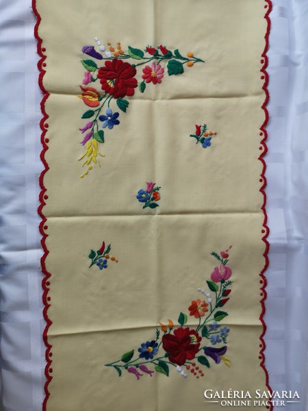 Table runner, embroidered