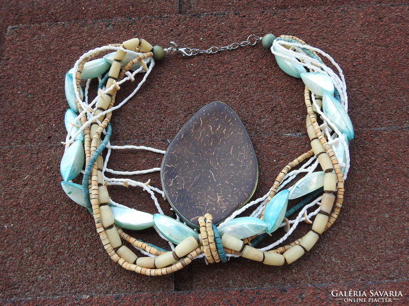 Türkizkék gyöngyházfényű nyakék csepp alakú medállal