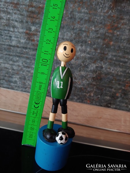 Fradis RETRÓ ritka gyermekjáték focista futbalista figura alul megnyomva le- feláll mint anno