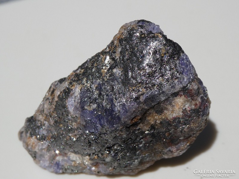 Természetes Tanzanit kristályok a Kvarc szemcsés Grafit anyakőzetben. Gyűjteményi darab. 39 gramm