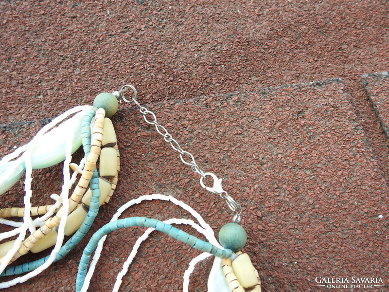 Türkizkék gyöngyházfényű nyakék csepp alakú medállal