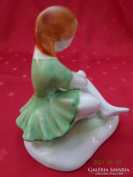 Bodrogkeresztúri porcelán figura, zöld ruhás lány virággal.  Magassága 11 cm. Vanneki Jókai!