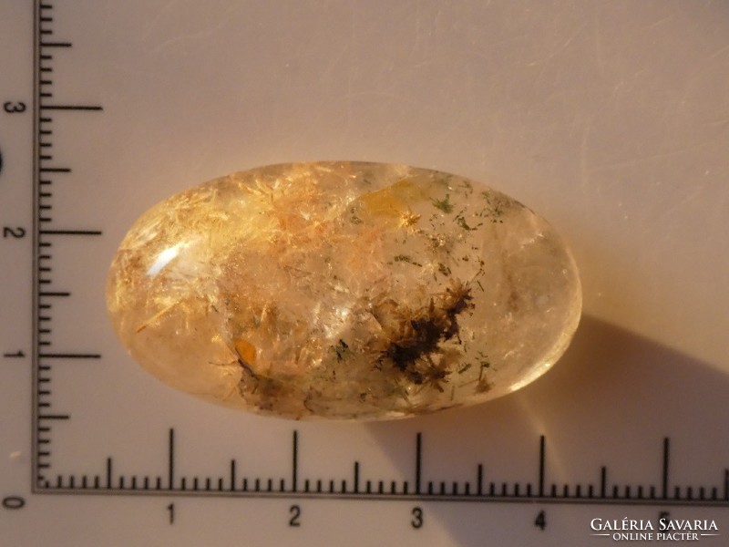 Kaboson csiszolású természetes Hegyikristály kvarc Aktinolit és Klorit tűs zárványokkal. 13 gramm