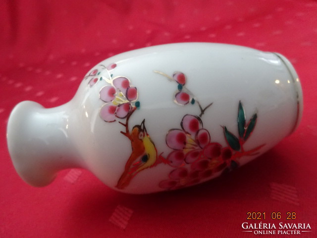Chinese porcelain vase with a small bird on the side, height 10 cm. He has!