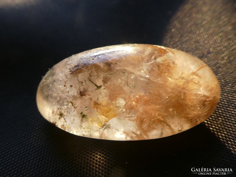 Kaboson csiszolású természetes Hegyikristály kvarc Aktinolit és Klorit tűs zárványokkal. 13 gramm