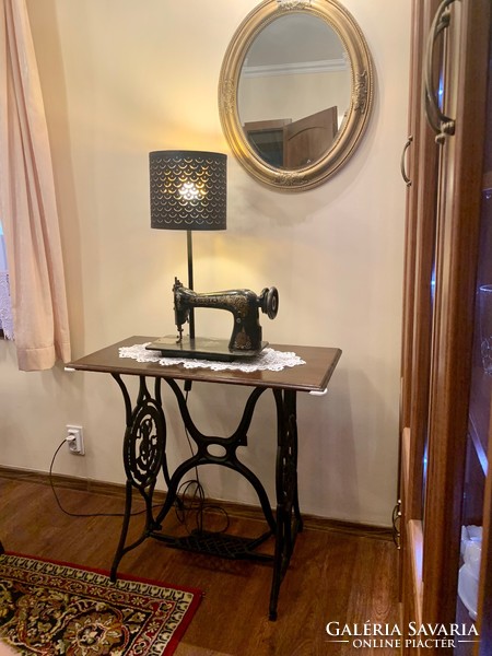 Vintage asztali lámpa Singer varrógépből