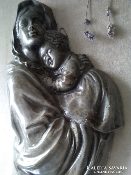 Szűz Mária, gyermekével - falidísz, nyers beton hatással