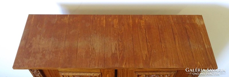 1F244 Faragott díszes réz veretes alacsony szekrény 131 x 121 cm