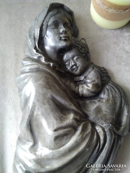 Szűz Mária, gyermekével - falidísz, nyers beton hatással
