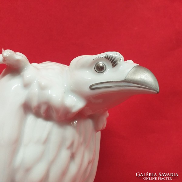 Art deco austria pfeiffer & löwenstein schlackenwerth vulture, (eagle) porcelain figurine. 18 Cm.