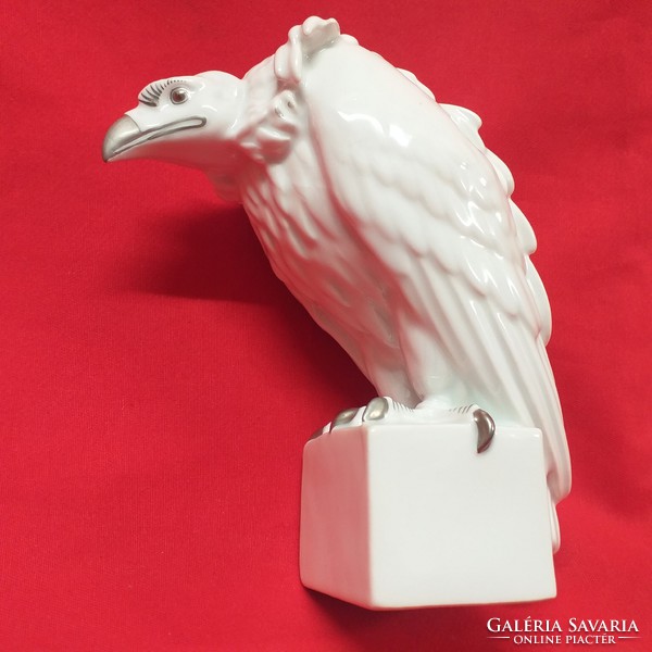 Art deco austria pfeiffer & löwenstein schlackenwerth vulture, (eagle) porcelain figurine. 18 Cm.