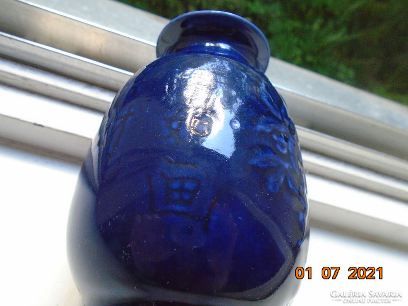 Kobaltkék kínai váza dombor virág és gyümölcs lábas edényben, kalligrafikus írásjelekkel