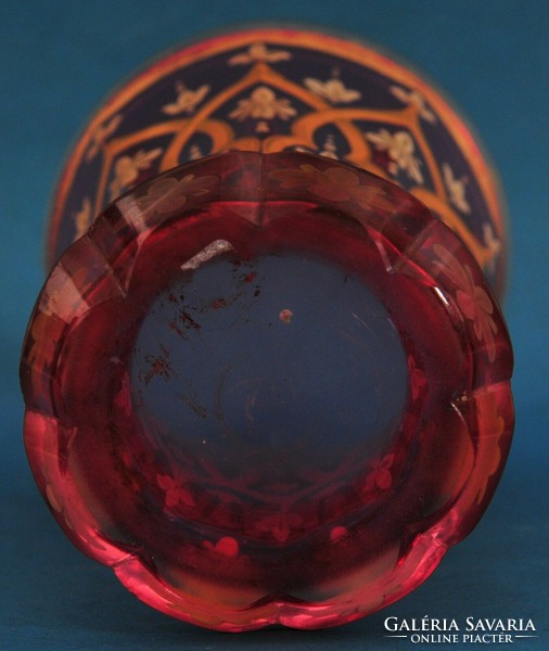 Biedermeier vörös üvegváza, gyönyörű virágmintával