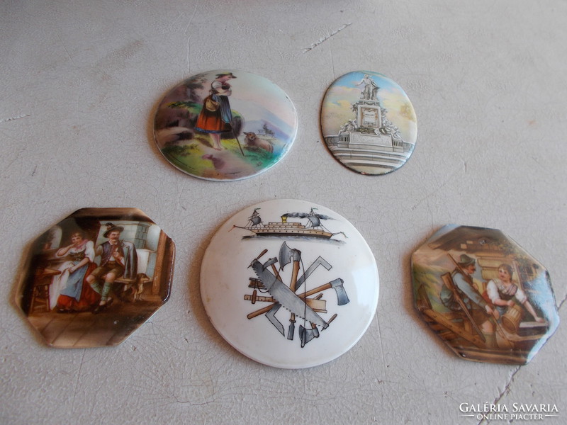 5 Pieces of porcelain decoration hand painted, 5.5 cm and 7 cm