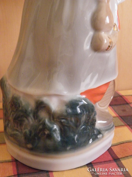 Orosz nagyméretű porcelán jelzett, figurás különlegesség aranyozott díszítéssel