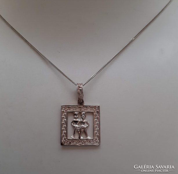 Jelzett 925-ös női ezüst nyaklánc rajta igényes munkával készített medálion