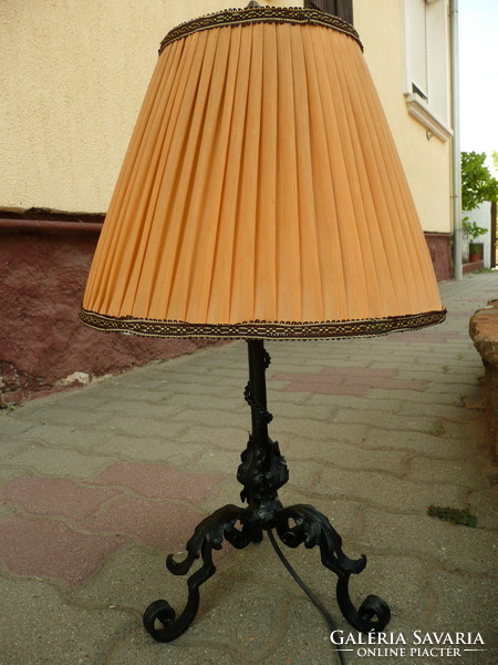 Antik, díszes 62 cm magas működő kovácsoltvas asztali lámpa