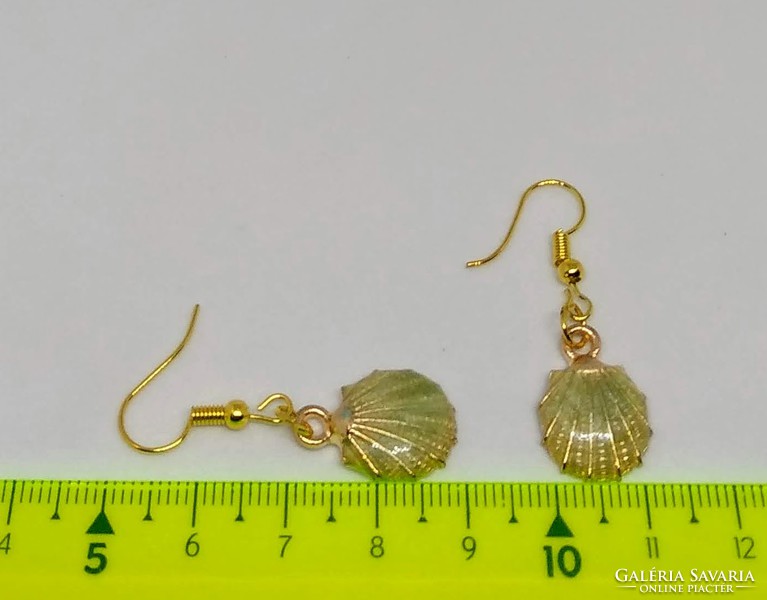 18K arannyal bevont, zöld színű tengeri kagyló formájú fülbevaló