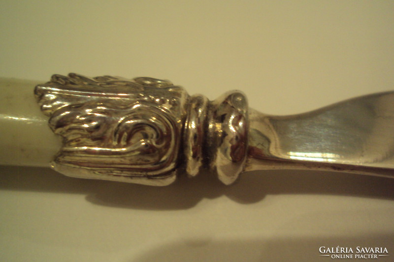 Baroque buttered knife with natural handle and small fork with silvered handle.