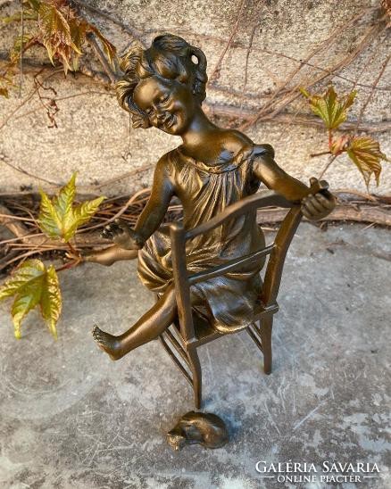 Cicával játszadozó kislány - bronz szobor műalkotások