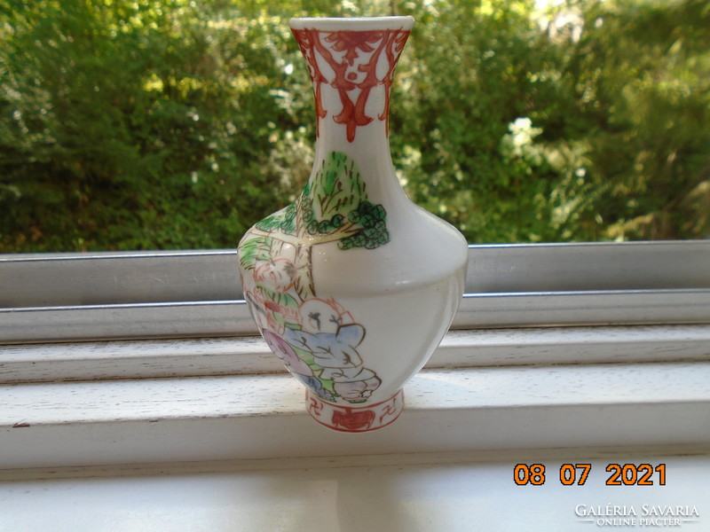 Kézzel festett kínai váza 5 sárkányt eregető gyerekkel, svastika és denevér peremmintákkal