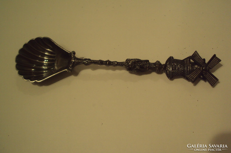 Caviar feeding spoon with fan-shaped head and ornate handle.