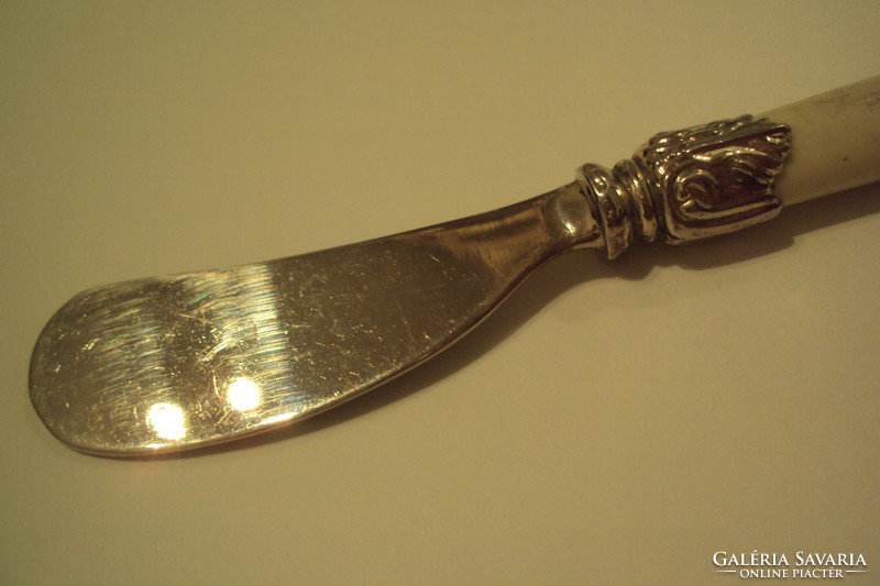 Barokkos kivitelű vajkenő kés,természetes anyagú nyéllel és szervírozó ezüstözött nyelű kis villa.