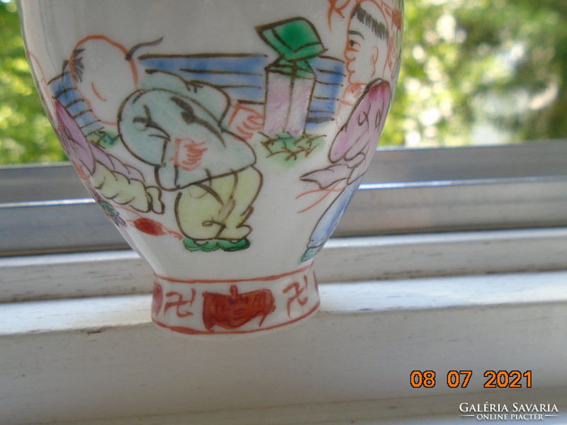 Kézzel festett kínai váza 5 sárkányt eregető gyerekkel, svastika és denevér peremmintákkal