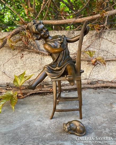 Cicával játszadozó kislány - bronz szobor műalkotások