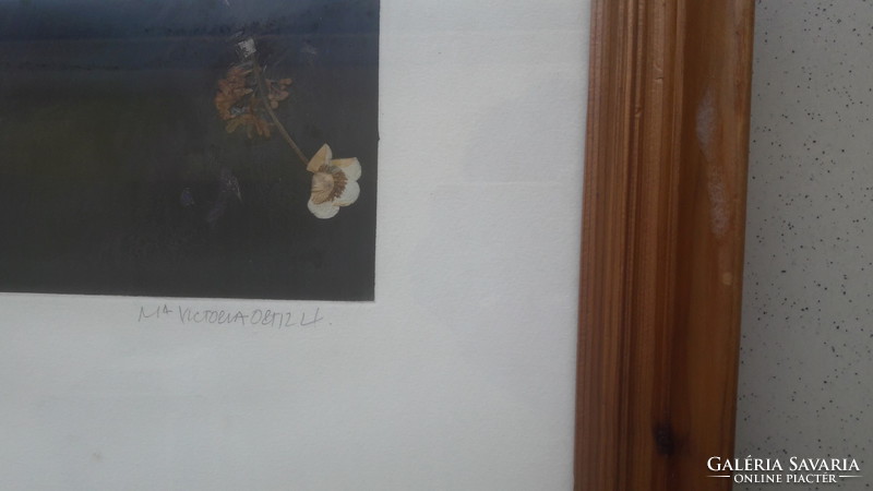 Victoria Ortiz: Misztikus jelenet (szép fa keretben 44x63 cm) magányos nő virággal
